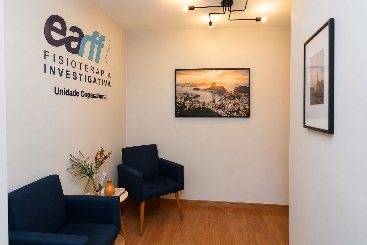 Corredor de entrada da unidade EARFF Copacabana com logo azul EARFF Fisioterapia Investigativa na parede e texto Unidade Copacabana, poltronas azul-marinho de espera, mesa lateral com flores e itens decorativos, quadro com foto panorâmica do Rio de Janeiro ao entardecer, piso de madeira clara, iluminação com luminária de teto moderna, ambiente clean e sofisticado, fotografia realista