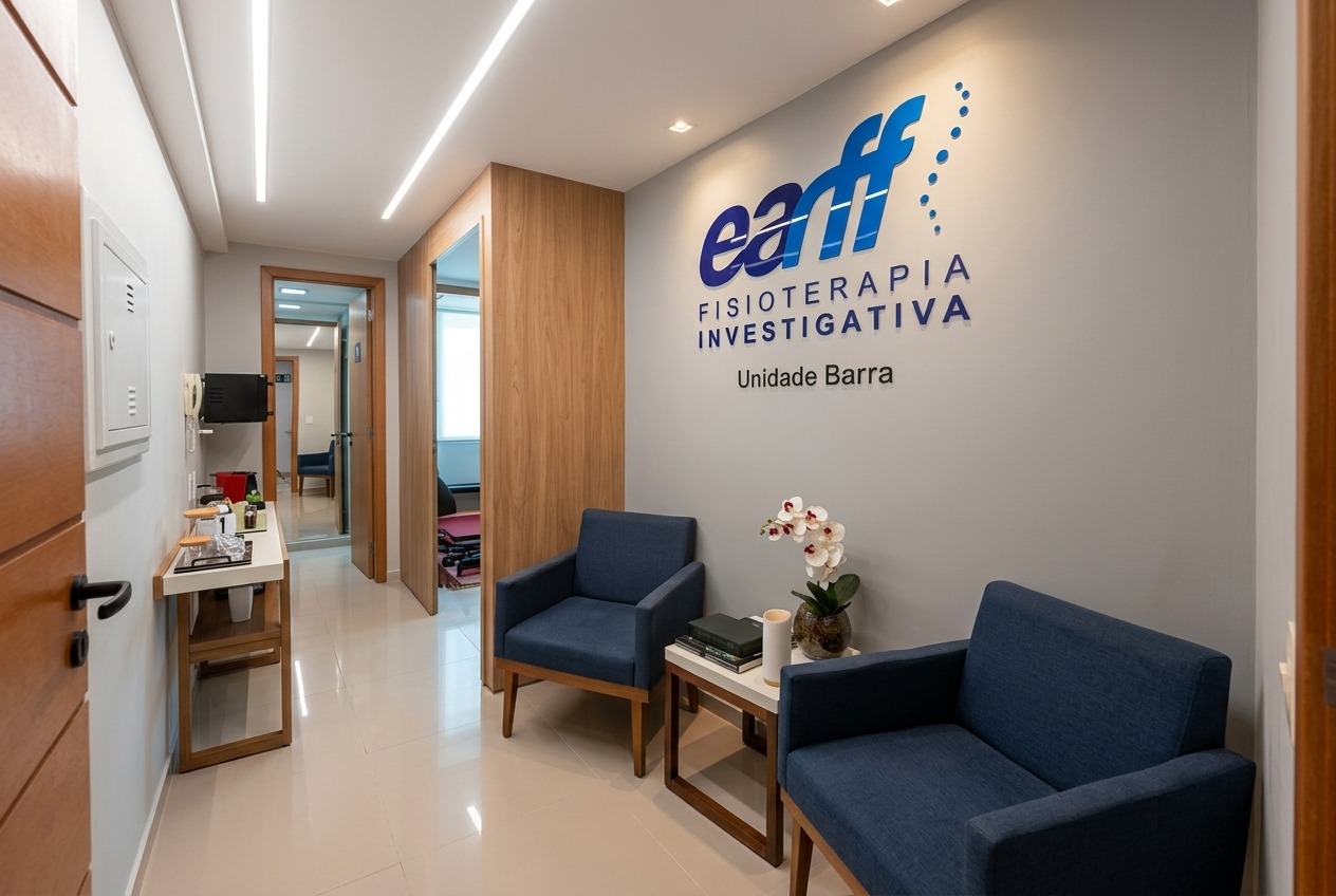Corredor de entrada da unidade EARFF Barra da Tijuca com piso porcelanato claro, parede cinza com logo azul EARFF Fisioterapia Investigativa e texto Unidade Barra, poltronas azul-marinho de espera, mesa lateral com orquídea branca e livros, portas de madeira amadeirada, iluminação embutida no teto, ambiente clean e sofisticado, fotografia realista